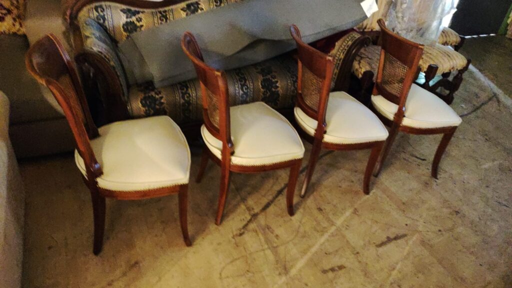 Se hai deciso di rivestire le tue sedie in ecopelle, stai facendo una scelta saggia e sostenibile che darà un tocco di eleganza e modernità ai tuoi ambienti.